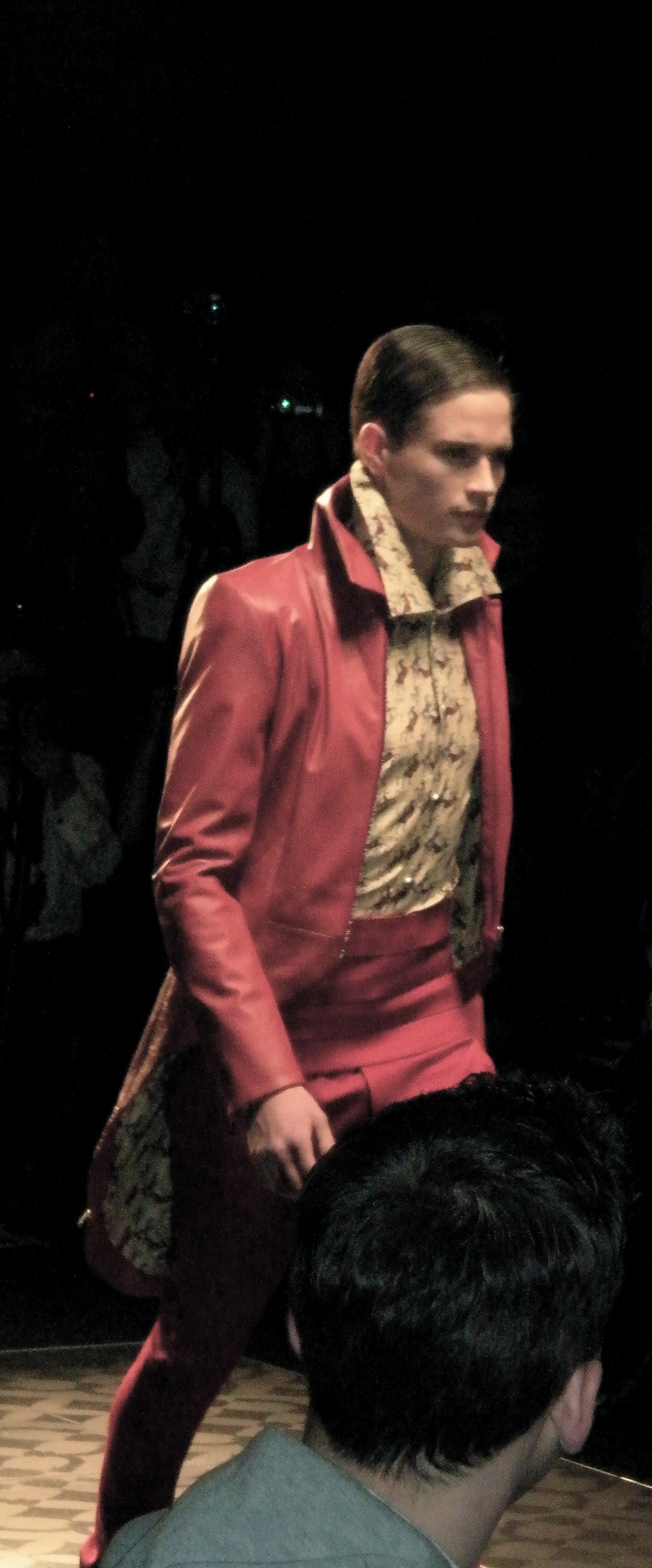 Kilian K Roter anzug