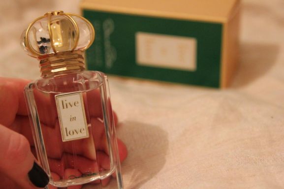 therandomnoise.com_oscar-de-la-renta-parfum-fragrance-live-in-love_3
