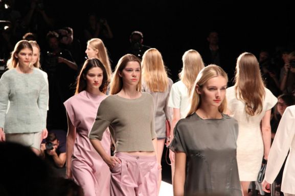 therandomnoise.com_perret-schaad-süring-summer-2013_mercedes-benz-fashion-week-berlin_runway_1