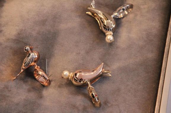 therandomnoise.com_christian dior_showroom paris_schmuck jewellery_herbst winter-fall 2013_2014_ringe vogel bird perlen pearls