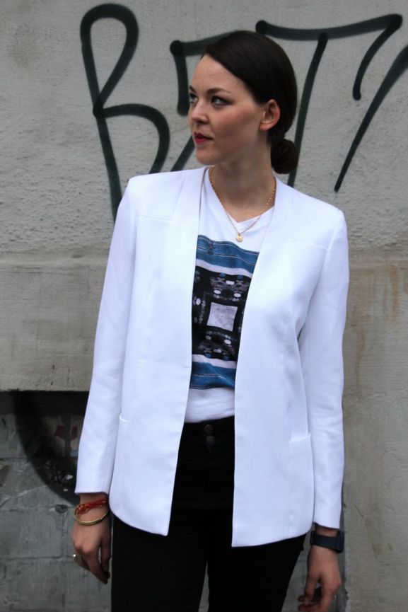 therandomnoise.com_kiki albrecht_ lala berlin blazer weiss_ t-shirt Cecile Presque Parisienne